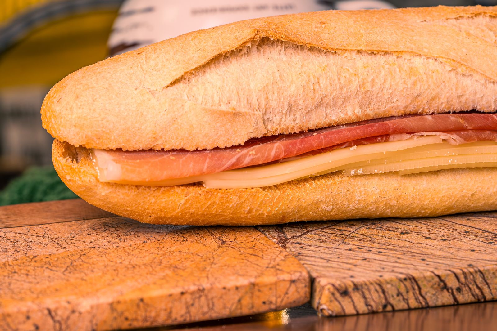Bocadillo de jamon y queso en pan de barra