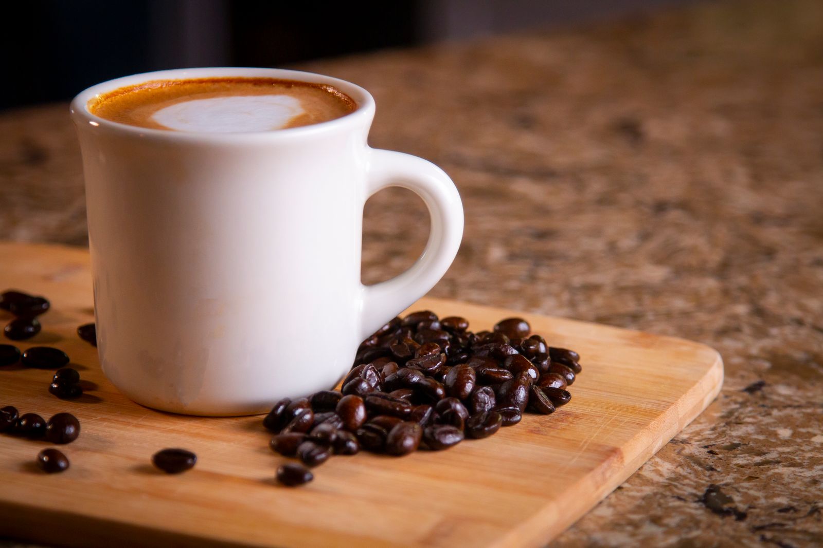 Cafe de barra con granos de cafe