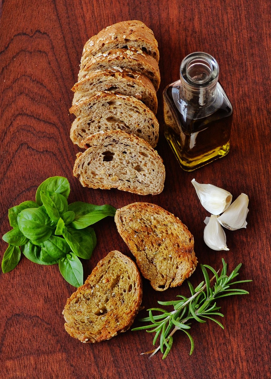 Pan, ajo y hierbas frescas, producto de mercado