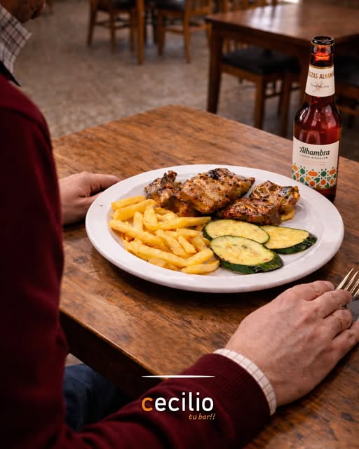 Plato del menu con una cana en la mesa de Bar Cecilio